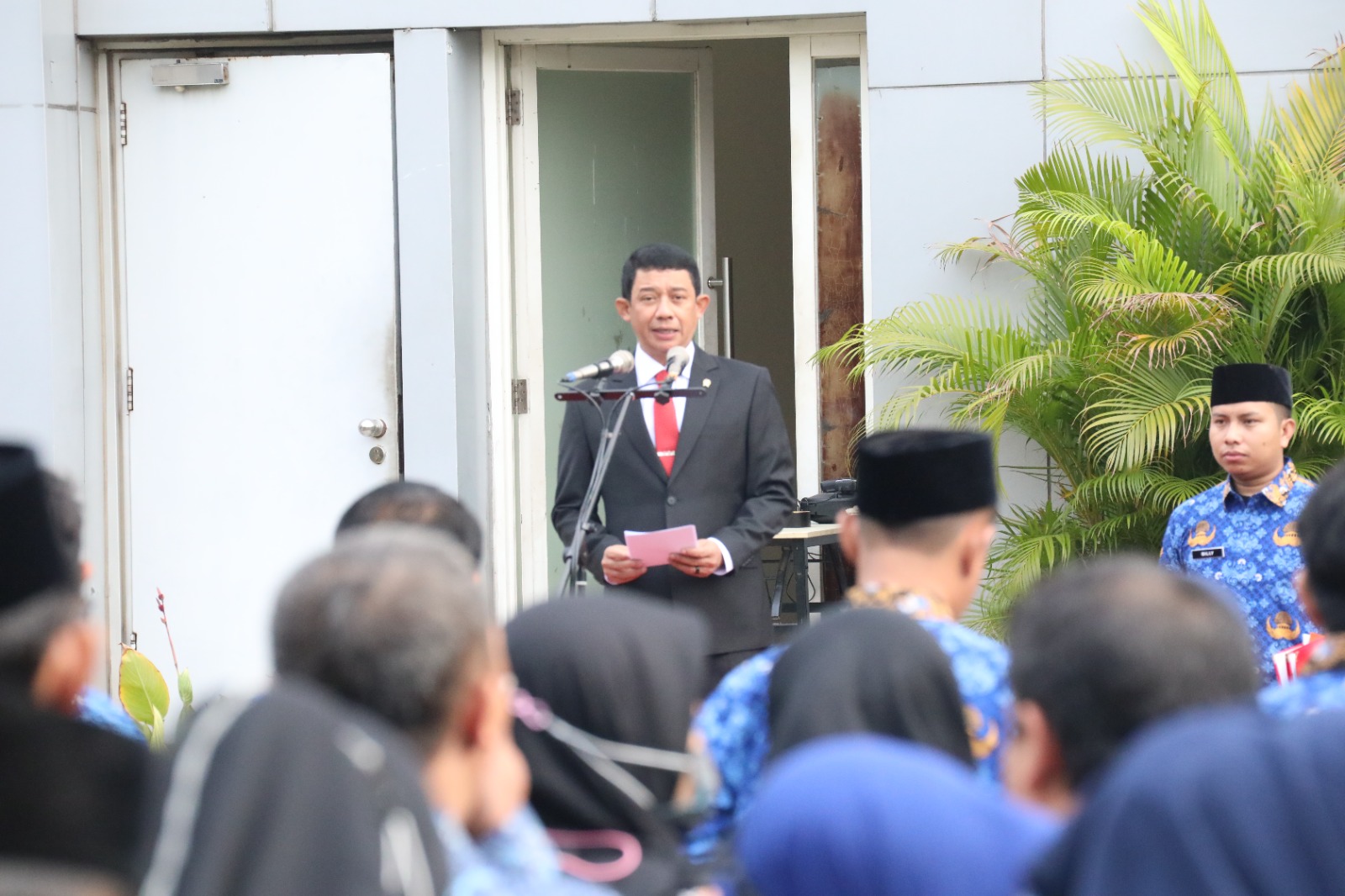 Kepala BNPB Letjen TNI Suharyanto, S. SOS., M.M. saat membacakan sambutan pada upacara Peringatan Hari Pahlawan ke-78 tahun 2023 di halaman Graha BNPB, Jakarta pada Jumat (10/11).